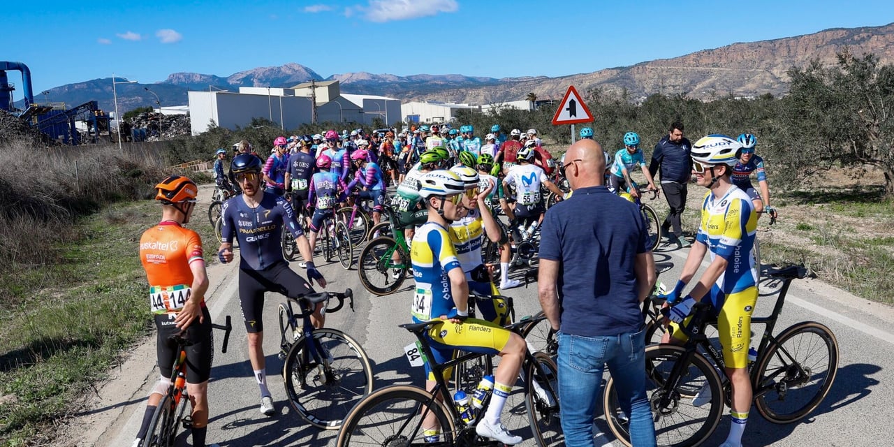 Riders swept off the road by wind in Vuelta a Murcia