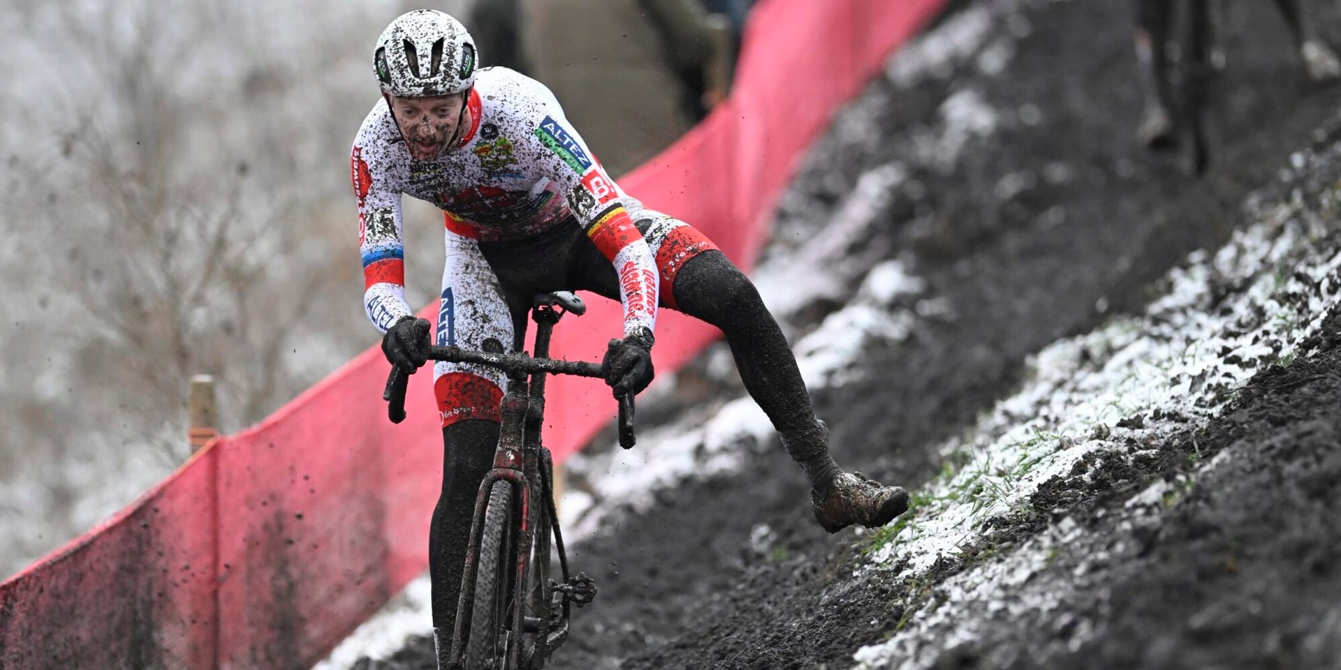 Michael Vanthourenhout powers long solo win in snow-covered Brussels Universities Cross