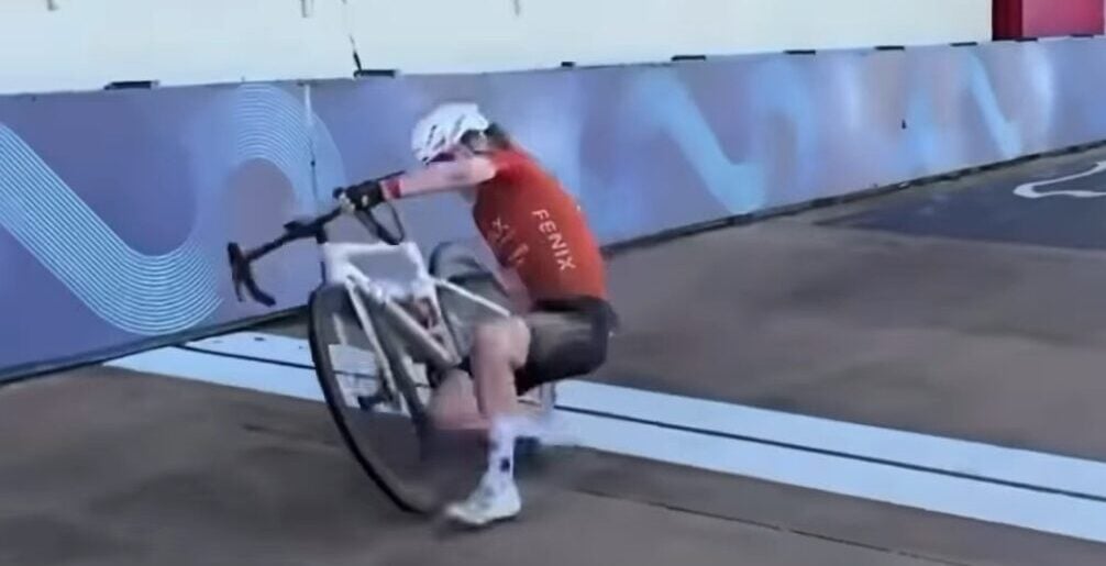 Oops! Puck Pieterse crashes while celebrating during Paris-Roubaix recon