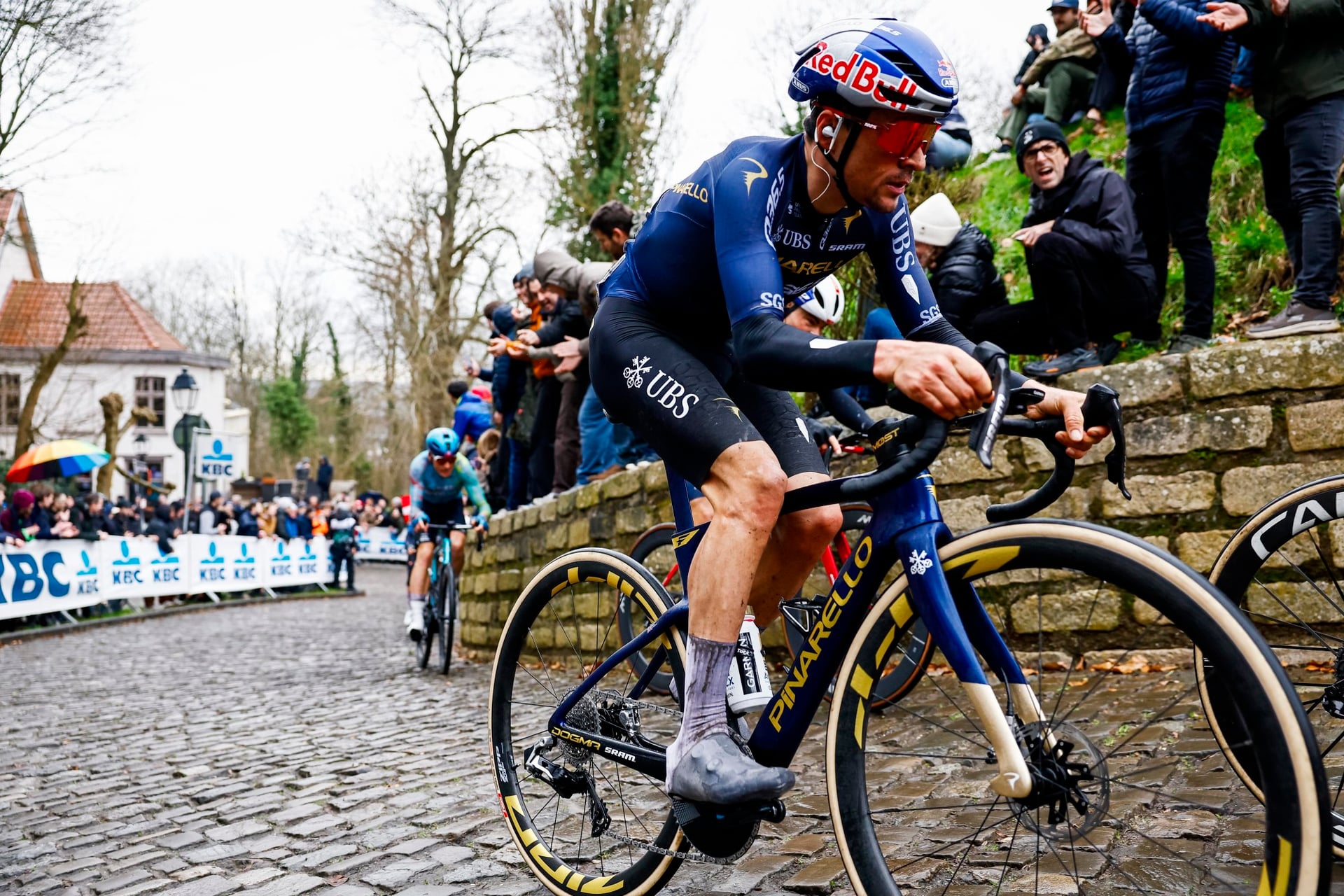 Pidcock and his bike during Omloop - photo: Fotopersburo Cor Vos