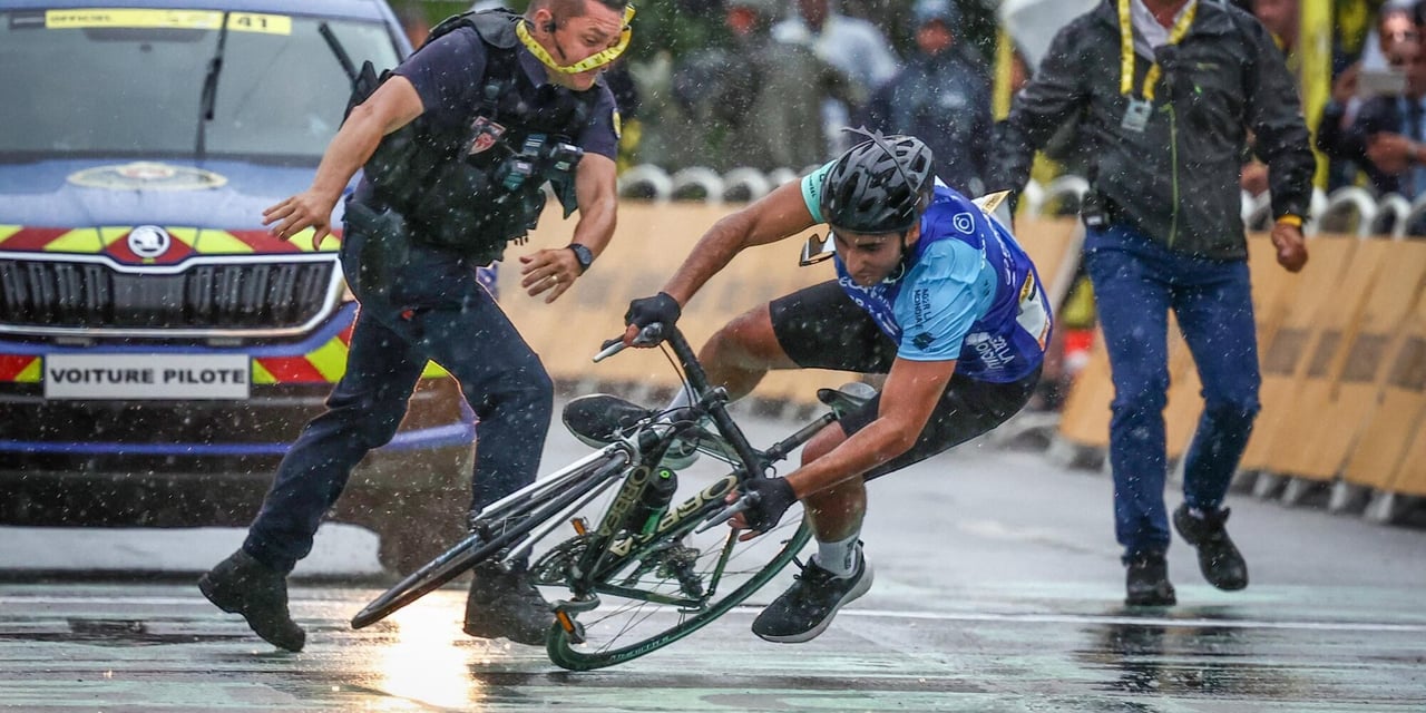 Drama Avoided at Tour: Spectator tries to cross Finish Line just before Sprint, Police Intervene