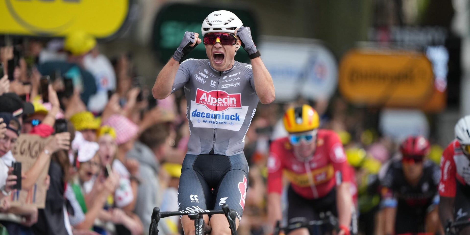 Vuelta 2025: Jasper Philipsen Sprints Convincingly to First Red Jersey in Novara