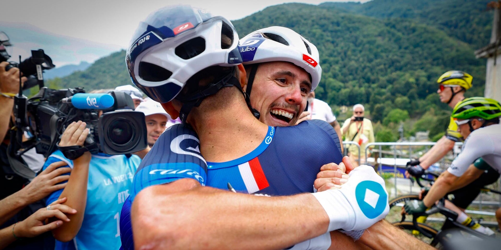 Stage winner Gaudu in ecstasy - photo: Cor Vos