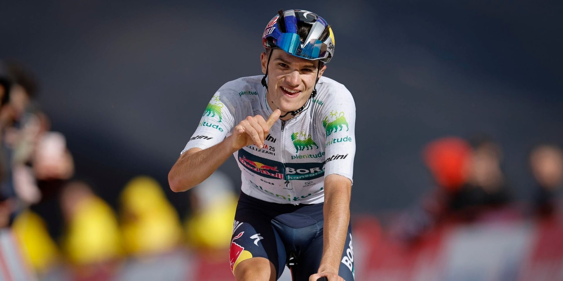 Giulio Pellizzari Benefits from Cautious Favourites in Incident-Free Mountain Stage to Alto de El Morredero