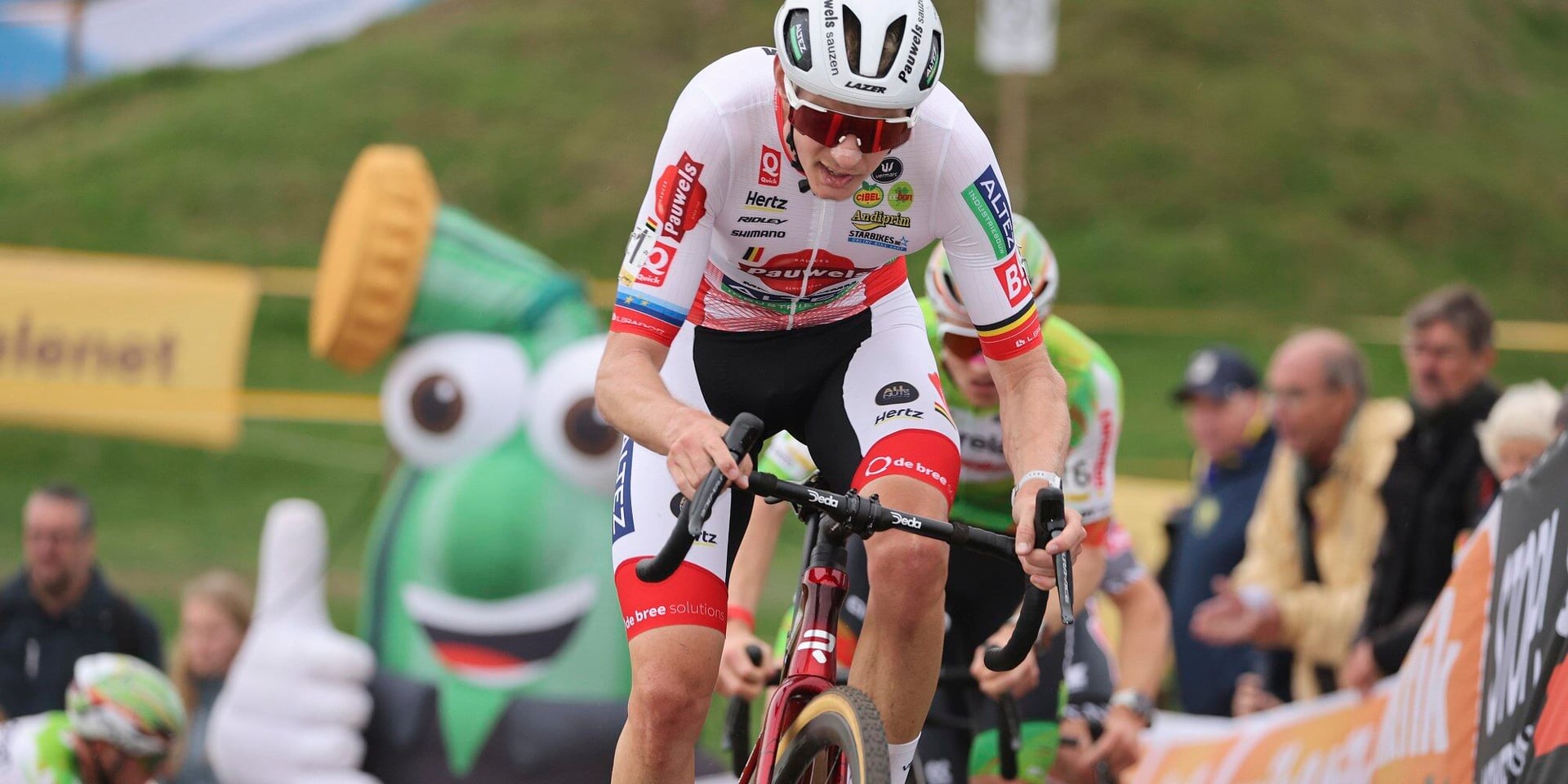 Vanthourenhout Floors Nieuwenhuis After Thrilling Finish in Superprestige Ruddervoorde