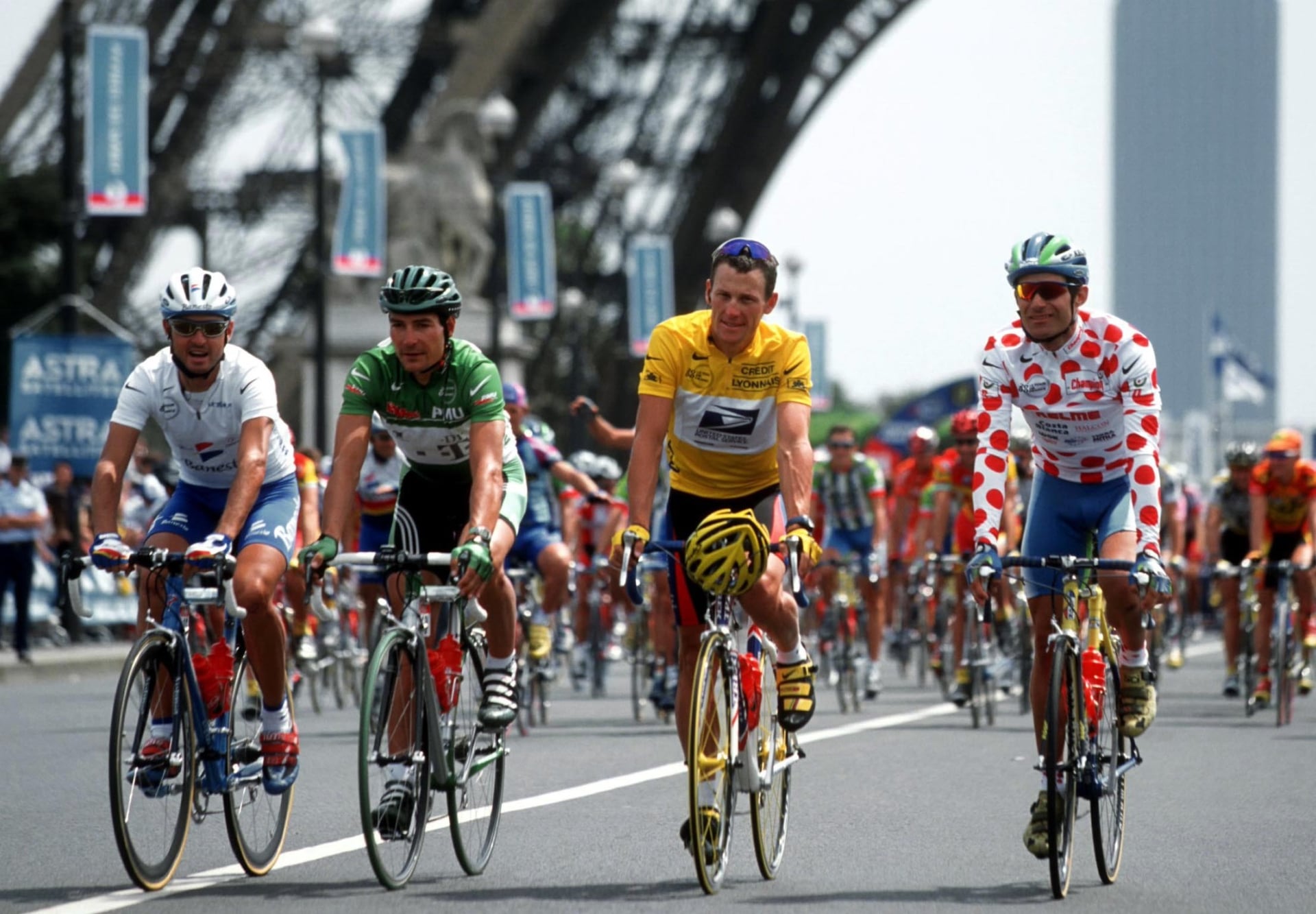 Mancebo (far left), Zabel, Armstrong, and Botero in the final stage of the 2000 Tour – photo: Fotopersburo Cor Vos
