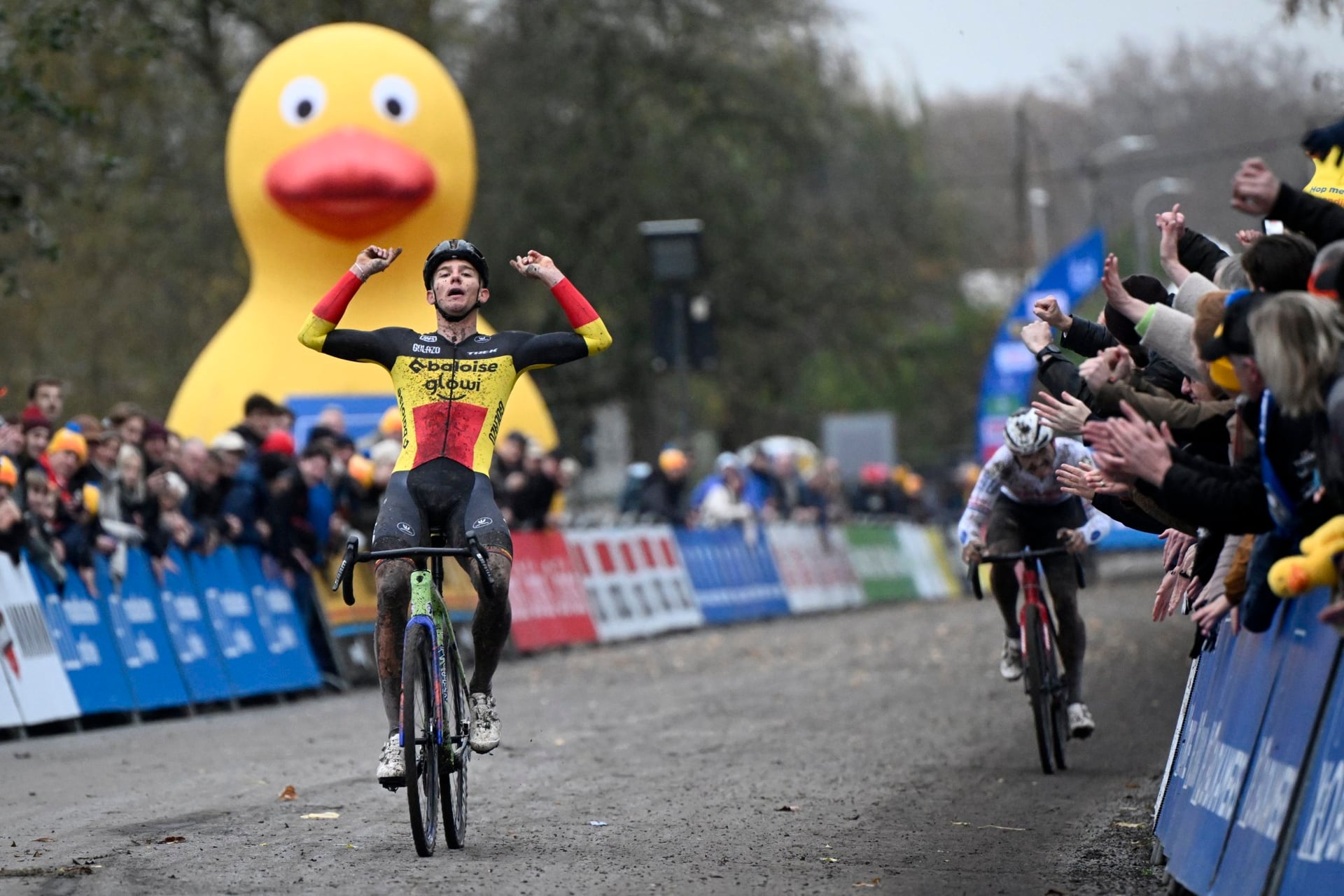 Thibau Nys Beats Tough Cameron Mason in Thrilling X2O Trofee Hamme