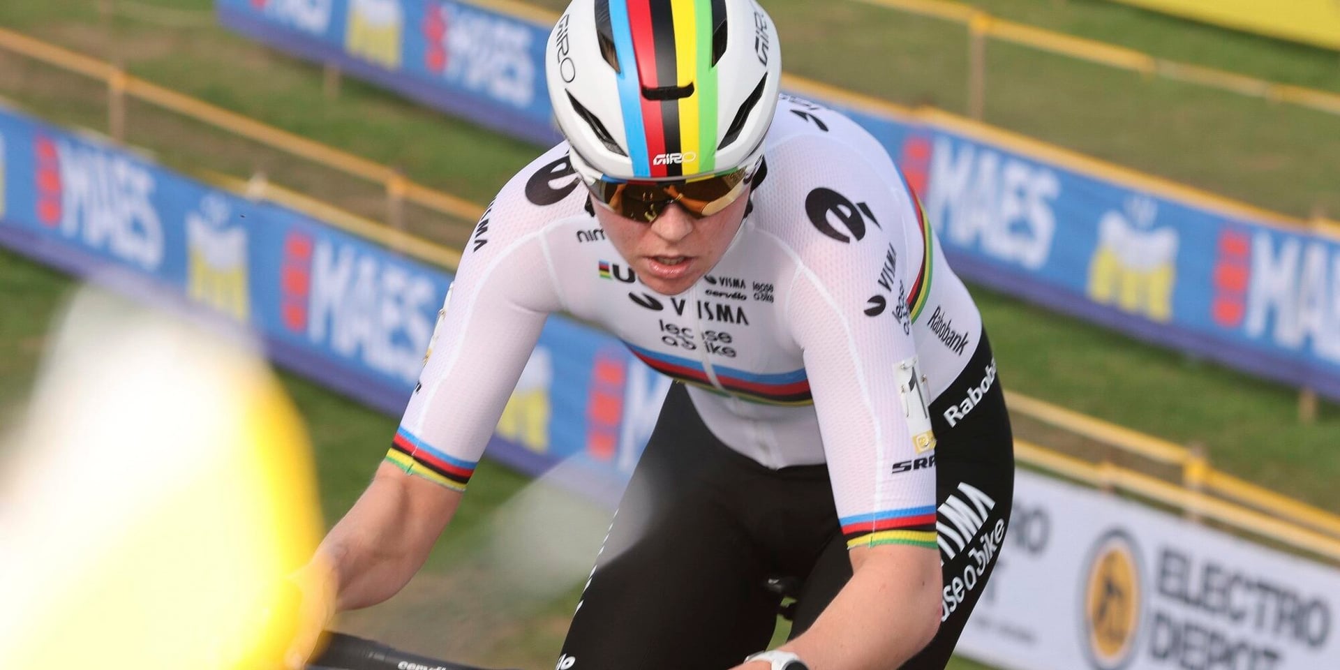 Emotional Fem van Empel Suddenly Withdraws in First Round of Koppenbergcross