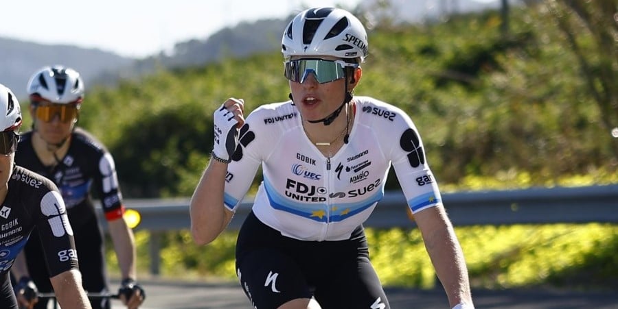 Demi Vollering starts season with solo win in Setmana Valenciana