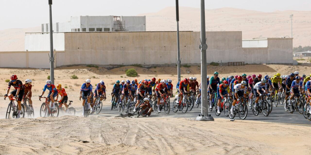 Byron Munton (center) crashed, part of the peloton went into the sand – photo: fotopersburo Cor Vos