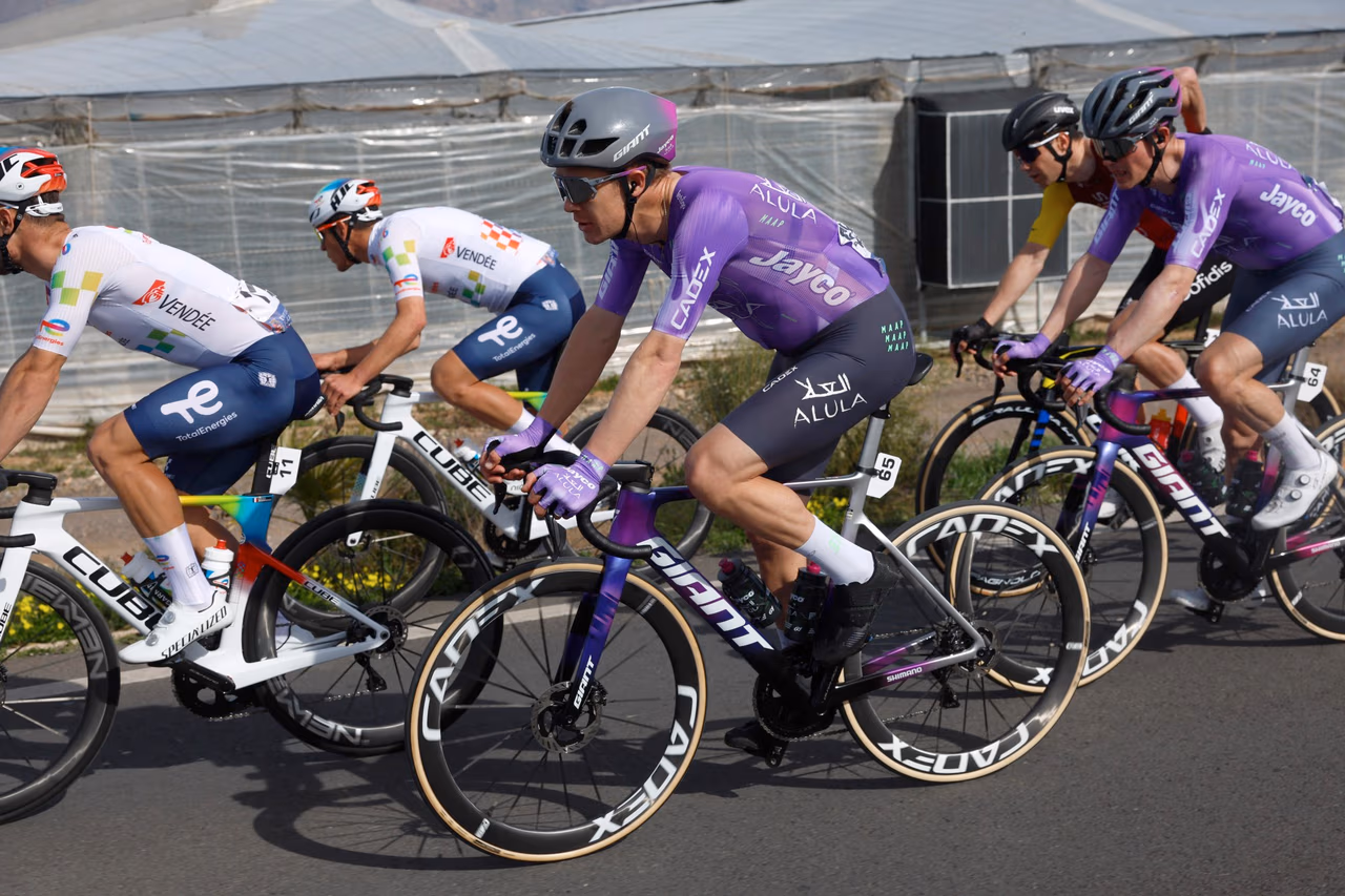 The Jayco AlUla riders race on Giant bikes – photo: Fotopersburo Cor Vos