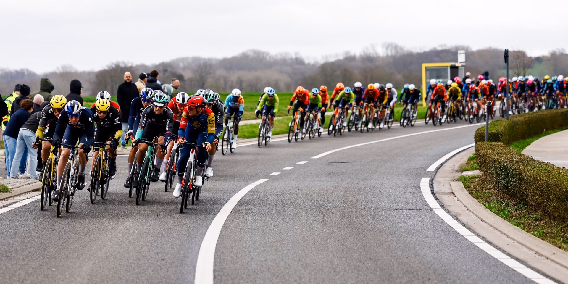 Heavy crash in peloton chasing Van der Poel group: De Lie and Brennan involved