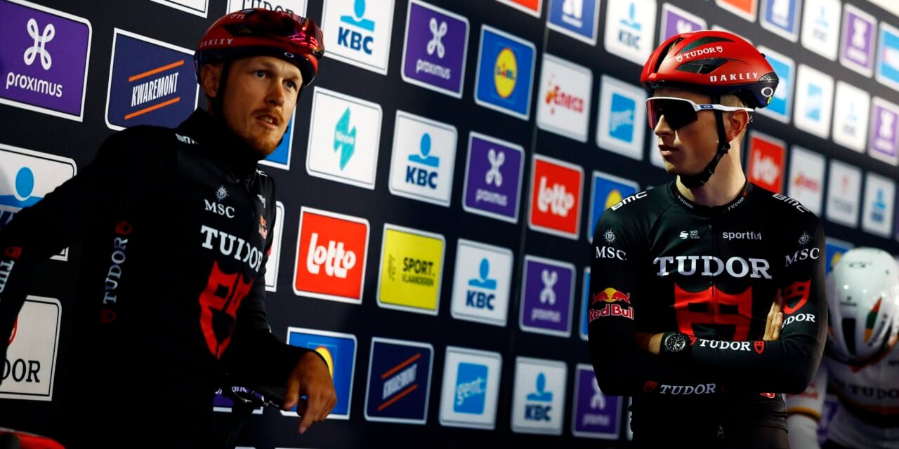 Pluimers in conversation with Trentin before Omloop Het Nieuwsblad – photo: photo agency Cor Vos