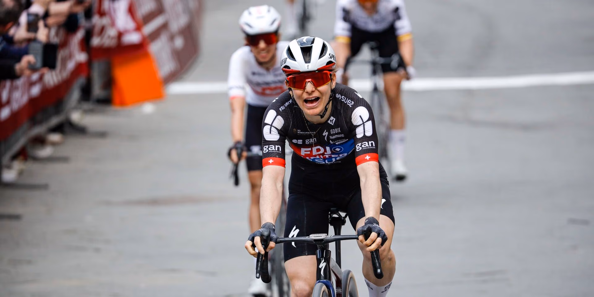 Elise Chabbey triumphs in Strade Bianche as top favorites fall short due to amateurism