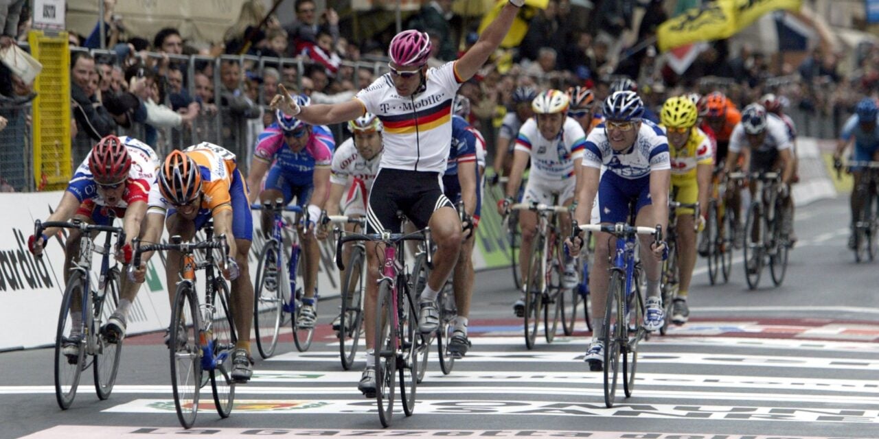 Legendary sprint in 2004: Erik Zabel cheers, Óscar Freire wins - photo: fotopersburo Cor Vos