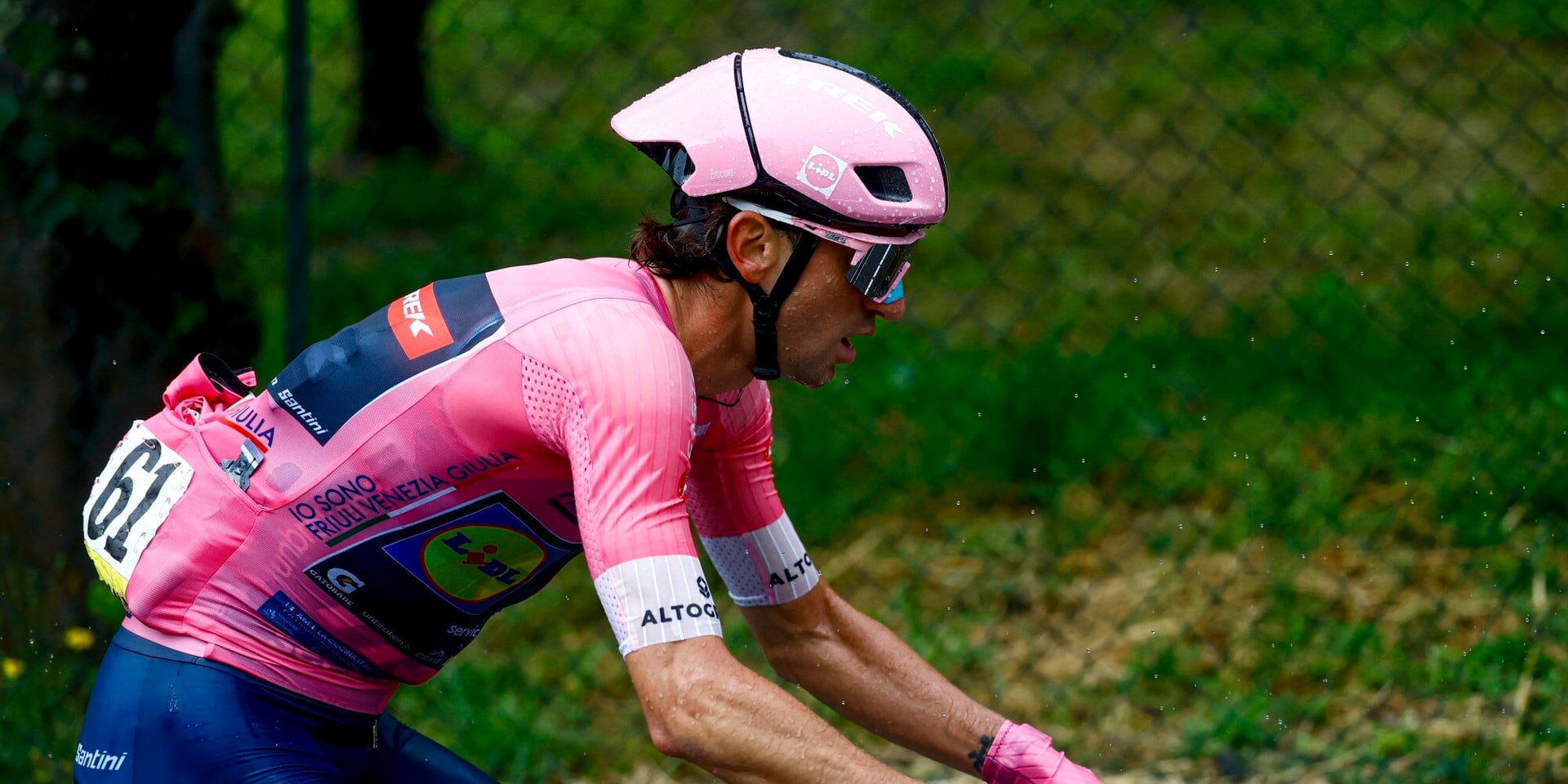 Giro 2026: heavy rain pours down in opening of stage five