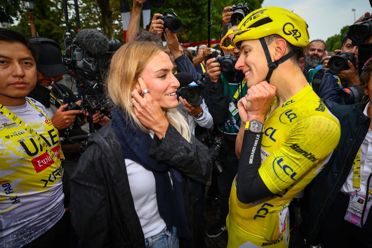 Pogacar with his girlfriend after the 21st Tour stage - photo: Cor Vos