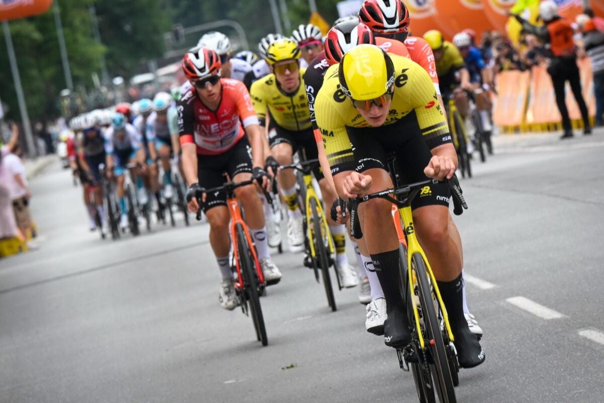 Behrens set the tempo in the peloton for a long time - photo: Cor Vos