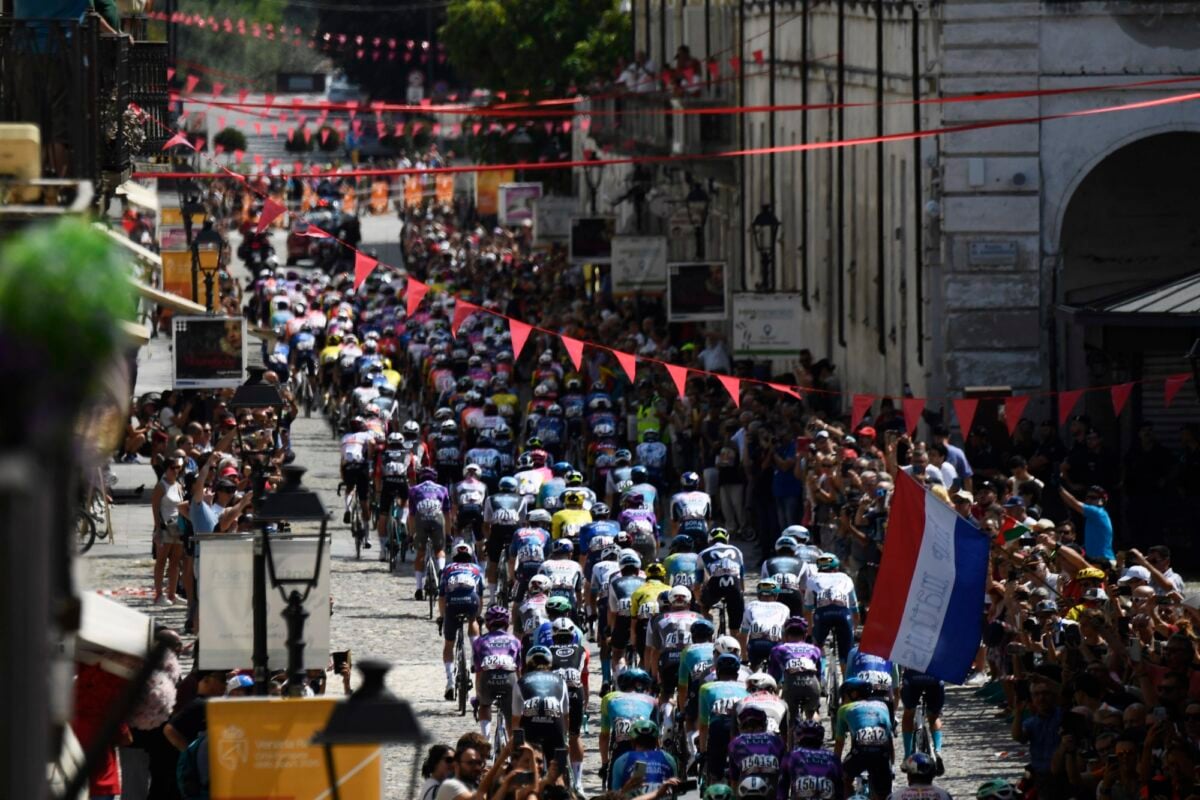 The peloton at the start in Turin - photo: Cor Vos
