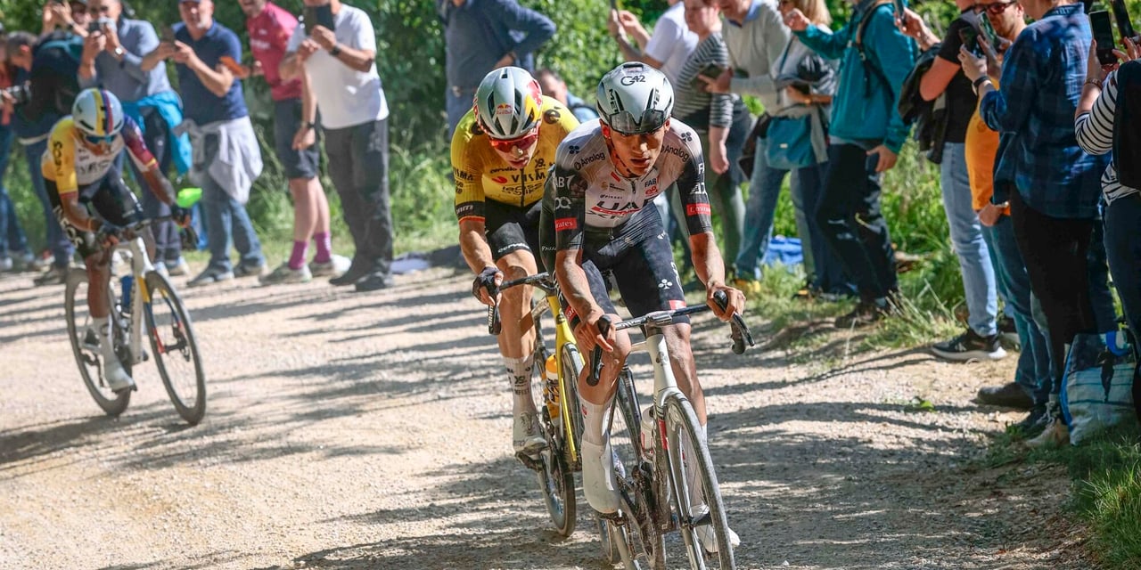 Del Toro rode (with Van Aert on his wheel) towards the pink jersey in Siena - photo: fotopersburo Cor Vos