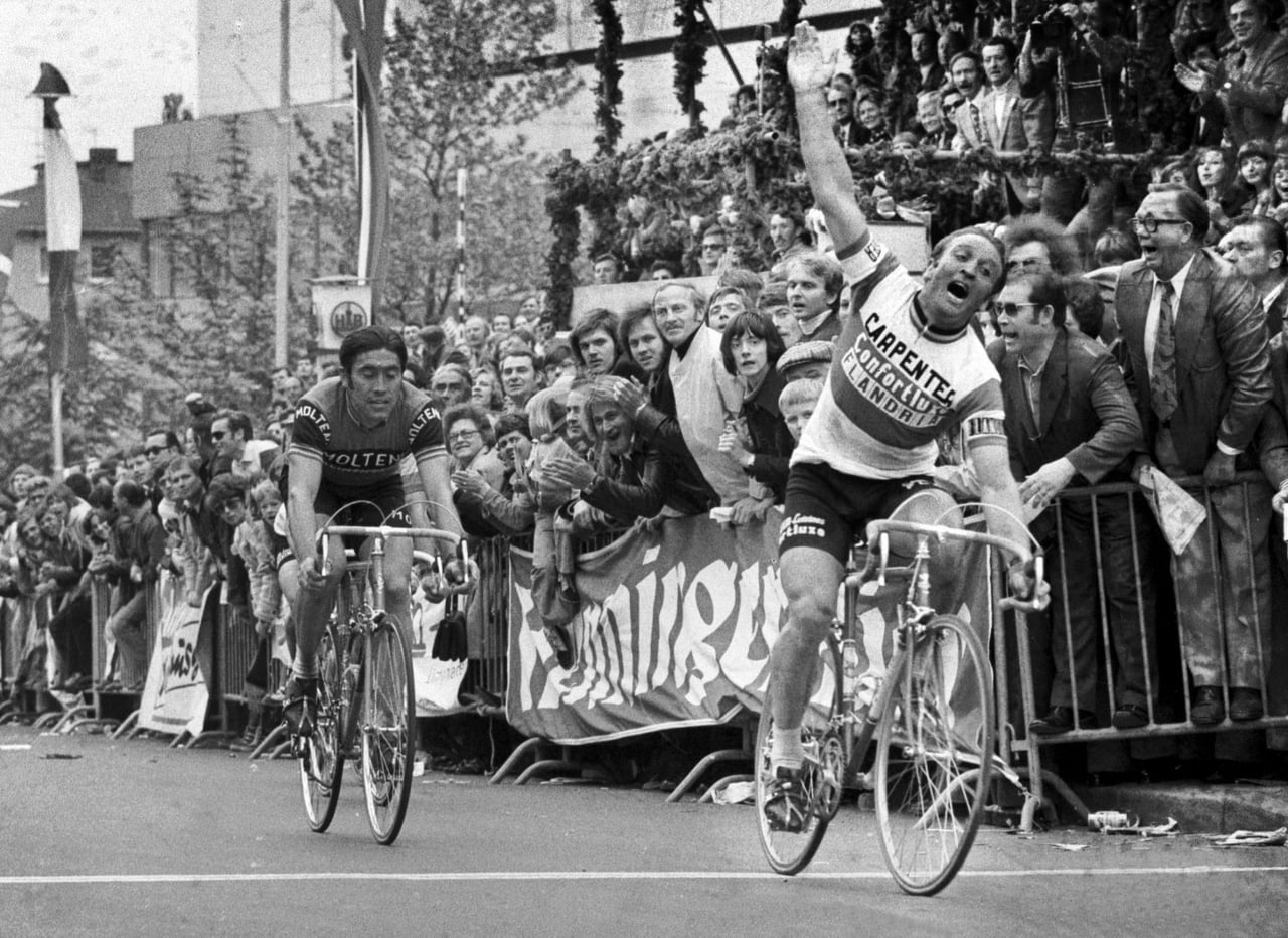Godefroot defeats Merckx in Rund um den Henninger Turm 1974 – photo: Cor Vos
