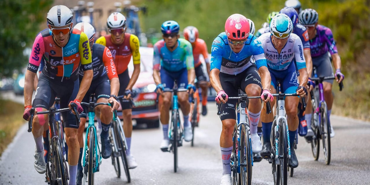 The twelve-man breakaway group - photo: Cor Vos