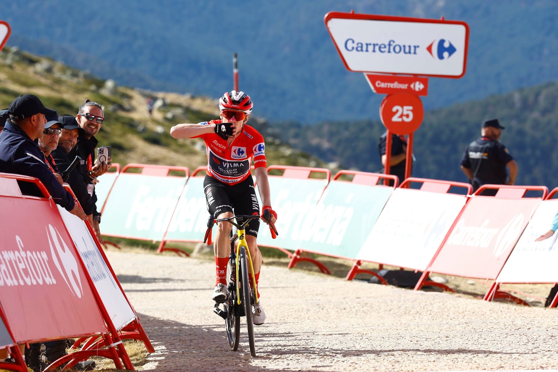 Vingegaard sprinted to the stage win and clearly showed he was the strongest - photo: Cor Vos