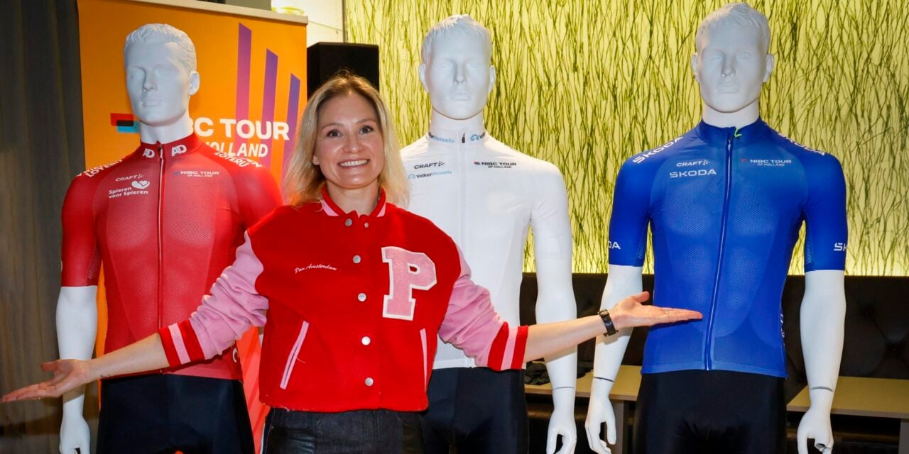 Knetemann presenting the jerseys of the secondary classifications - photo: Cor Vos