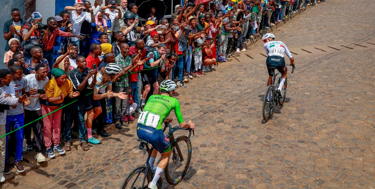 Del Toro looks back, Pogacar follows on the Wall of Kigali – photo: Cor Vos