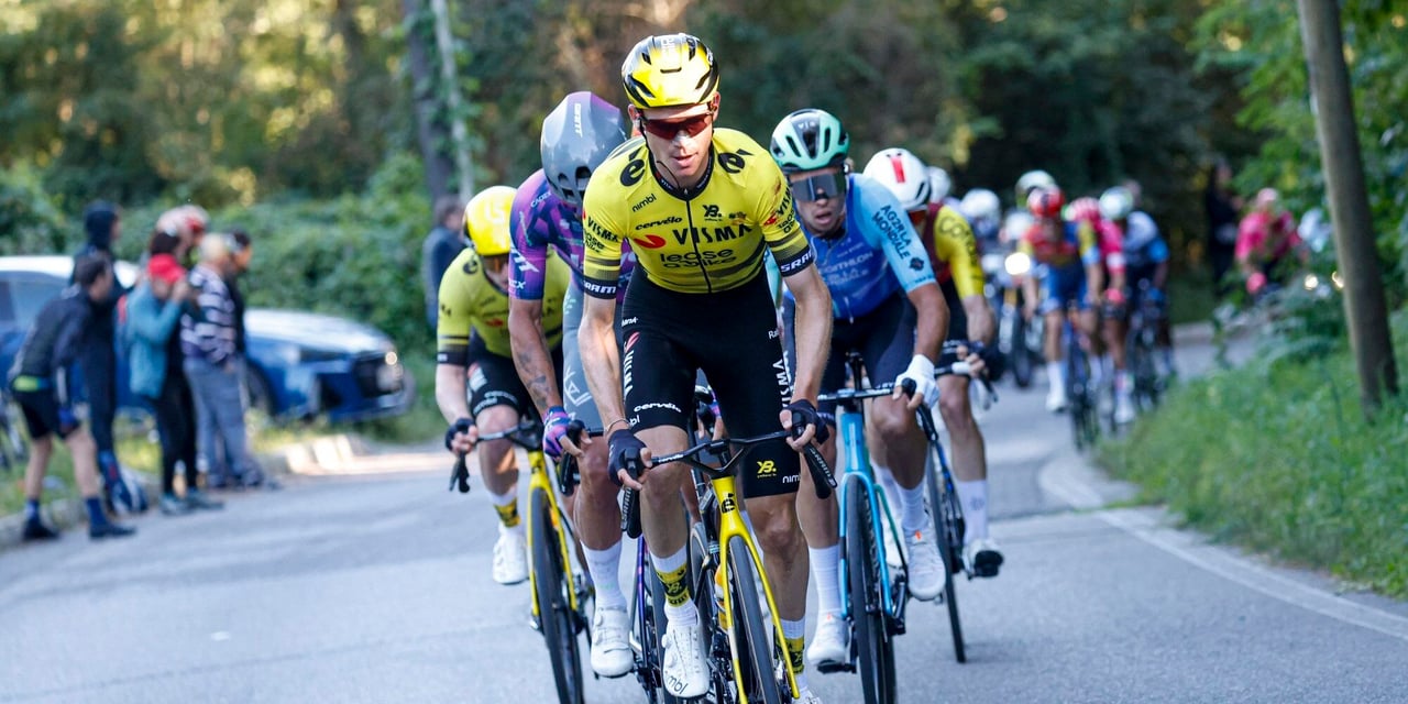 Sepp Kuss leads the pace uphill - photo: Fotopersburo Cor Vos