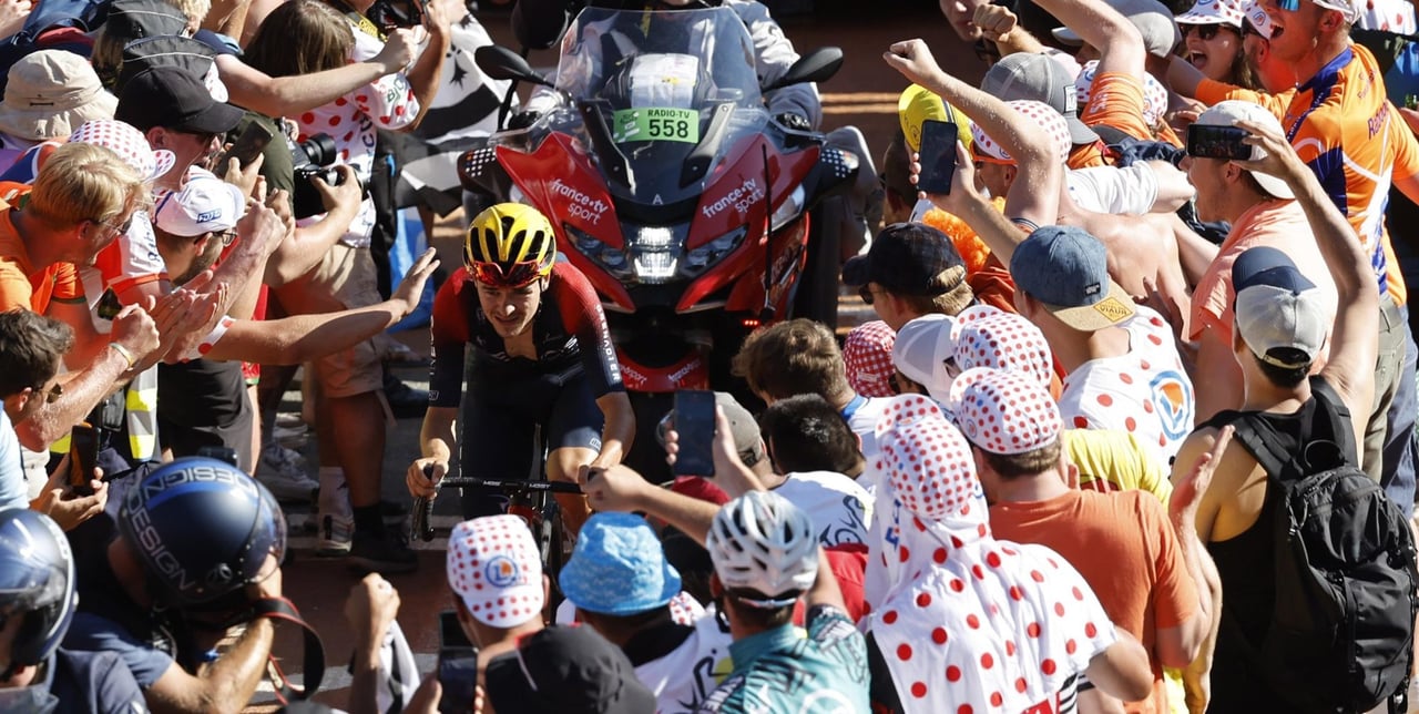 Tom Pidcock, the last winner on Alpe d'Huez, rides through a sea of cycling fans - photo: Fotopersburo Cor Vos
