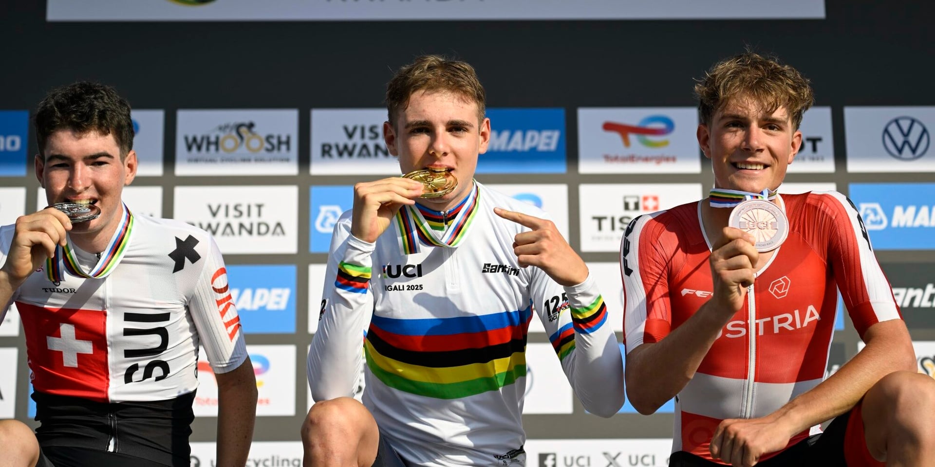 A beaming Schrettl (right) with his bronze World Championship medal - photo: Fotopersburo Cor Vos