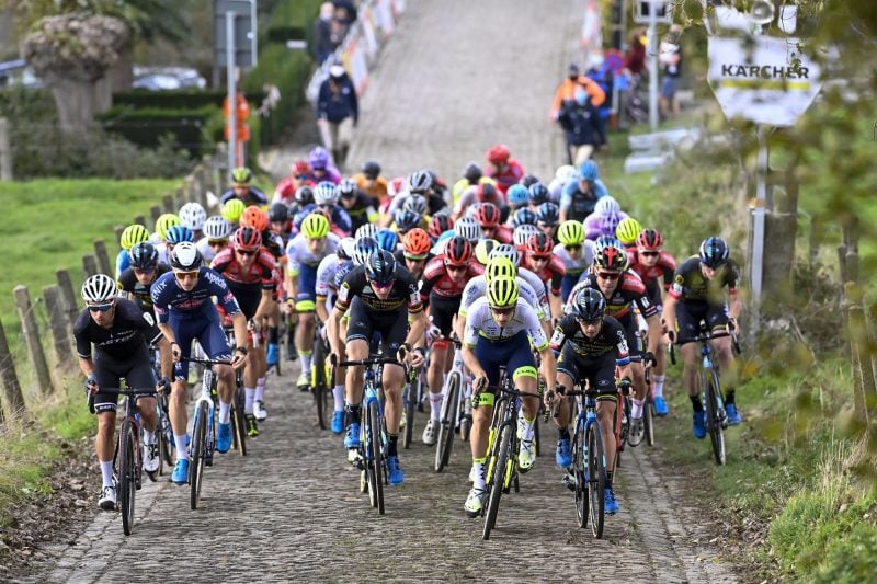 The familiar sight, the pack on the Koppenberg - photo: Cor Vos