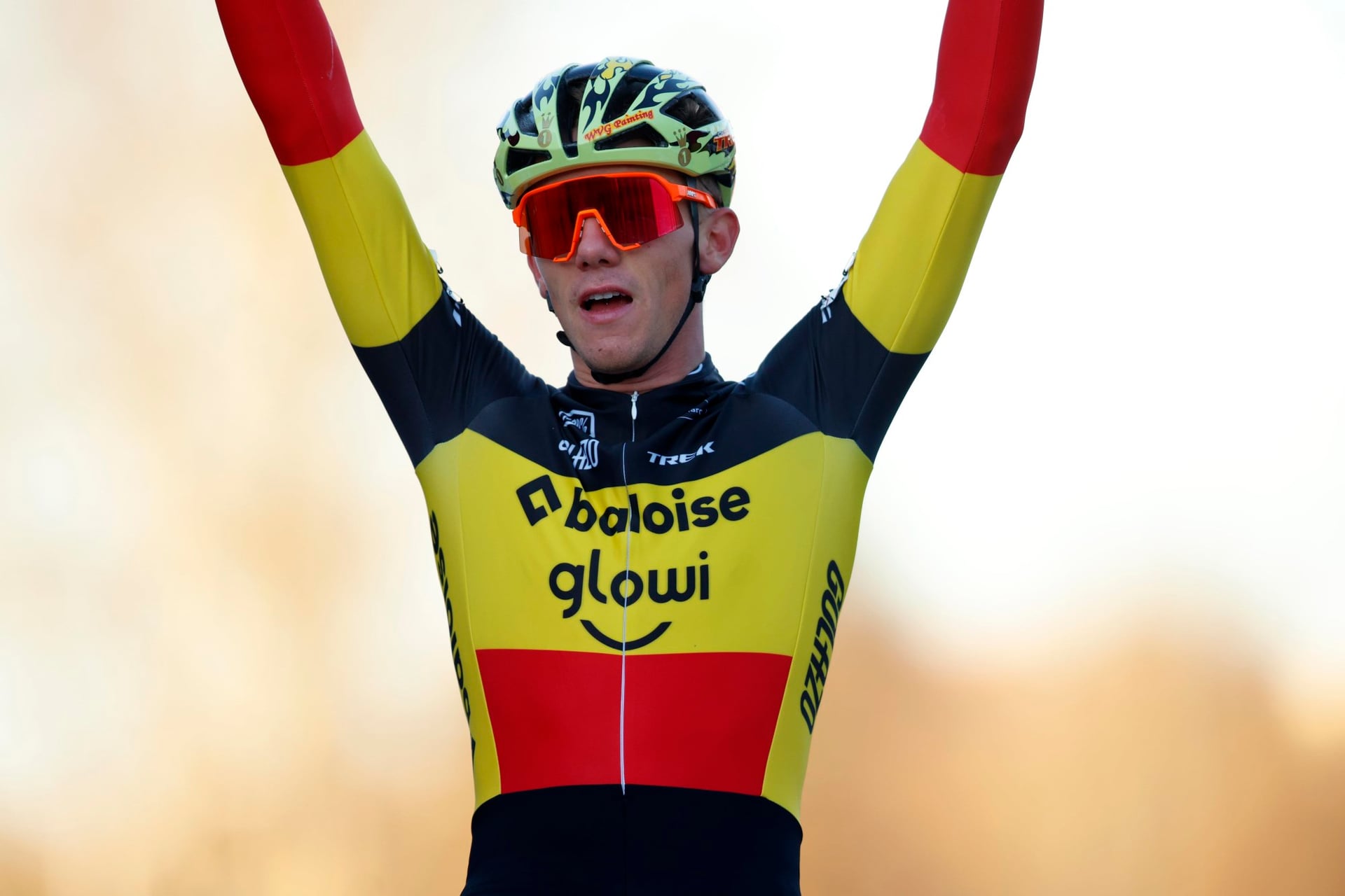 Thibau Nys opens World Cup season with impressive solo win in Tábor