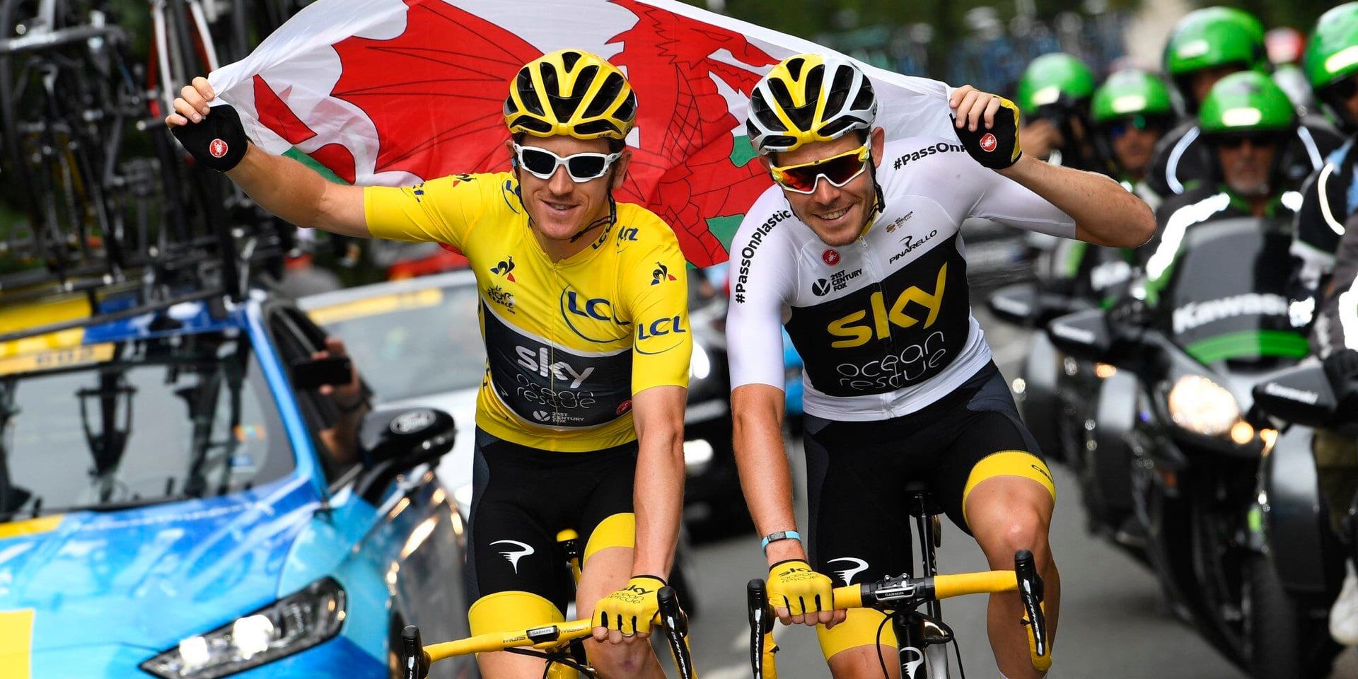 Thomas celebrates his Tour victory with his good friend Luke Rowe - photo: Fotopersburo Cor Vos