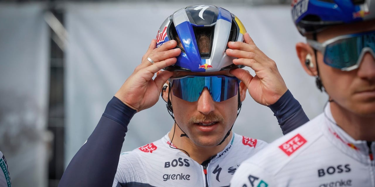 Sam Welsford at center of curious transfer saga, sprinter still without contract