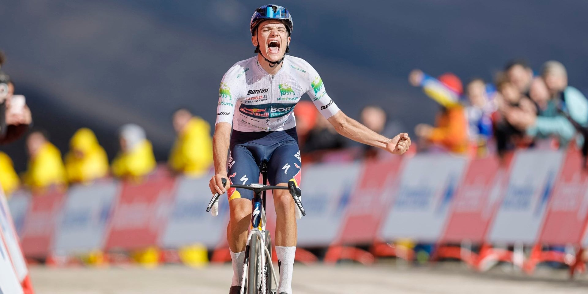 Giulio Pellizzari lets out a scream: he wins a mountain stage in the Vuelta – photo: Fotopersburo Cor Vos