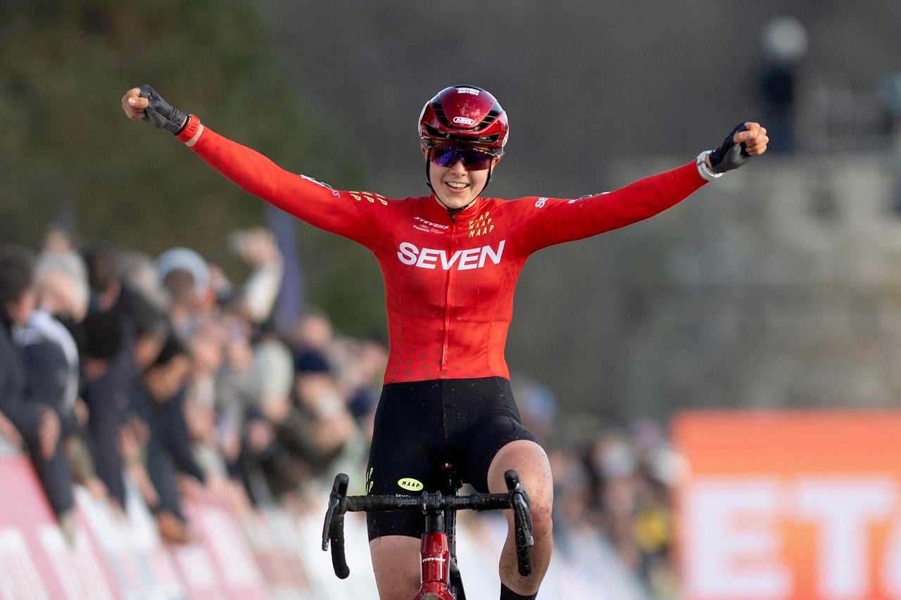 Aniek van Alphen Shocks in World Cup Flamanville with Solo Win, Podium Comeback for Alvarado