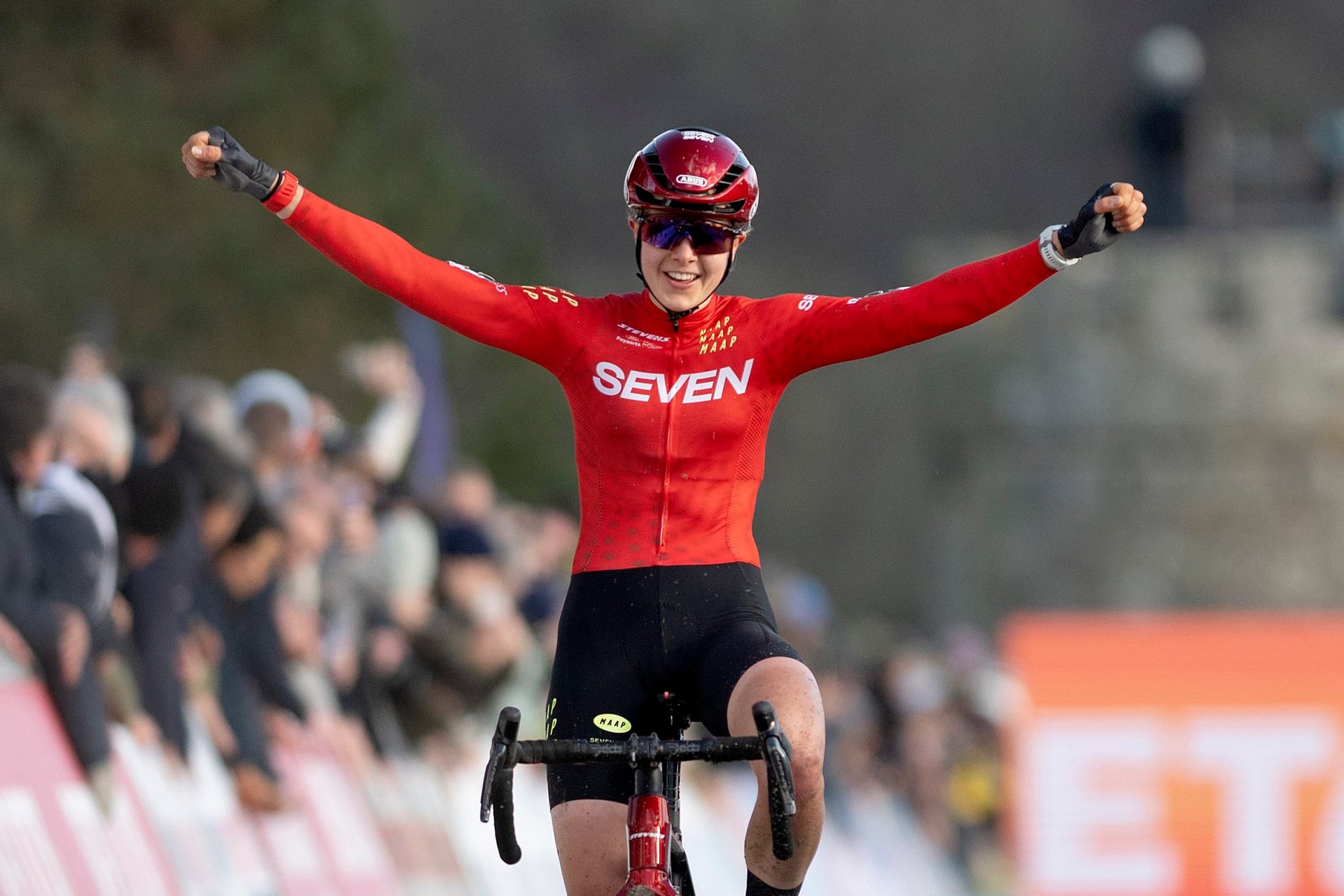 Aniek van Alphen Shocks in World Cup Flamanville with Solo Win, Podium Comeback for Alvarado