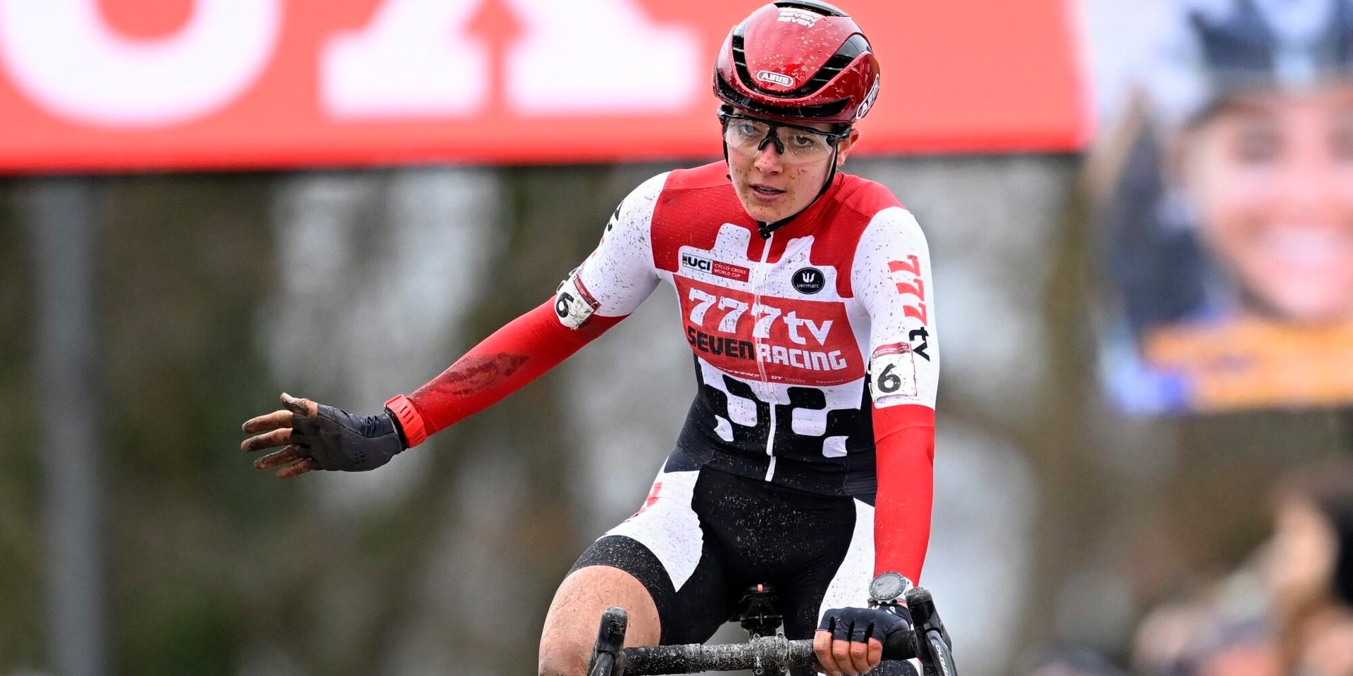 Aniek van Alphen surprisingly leads World Cup thanks to strategic choices