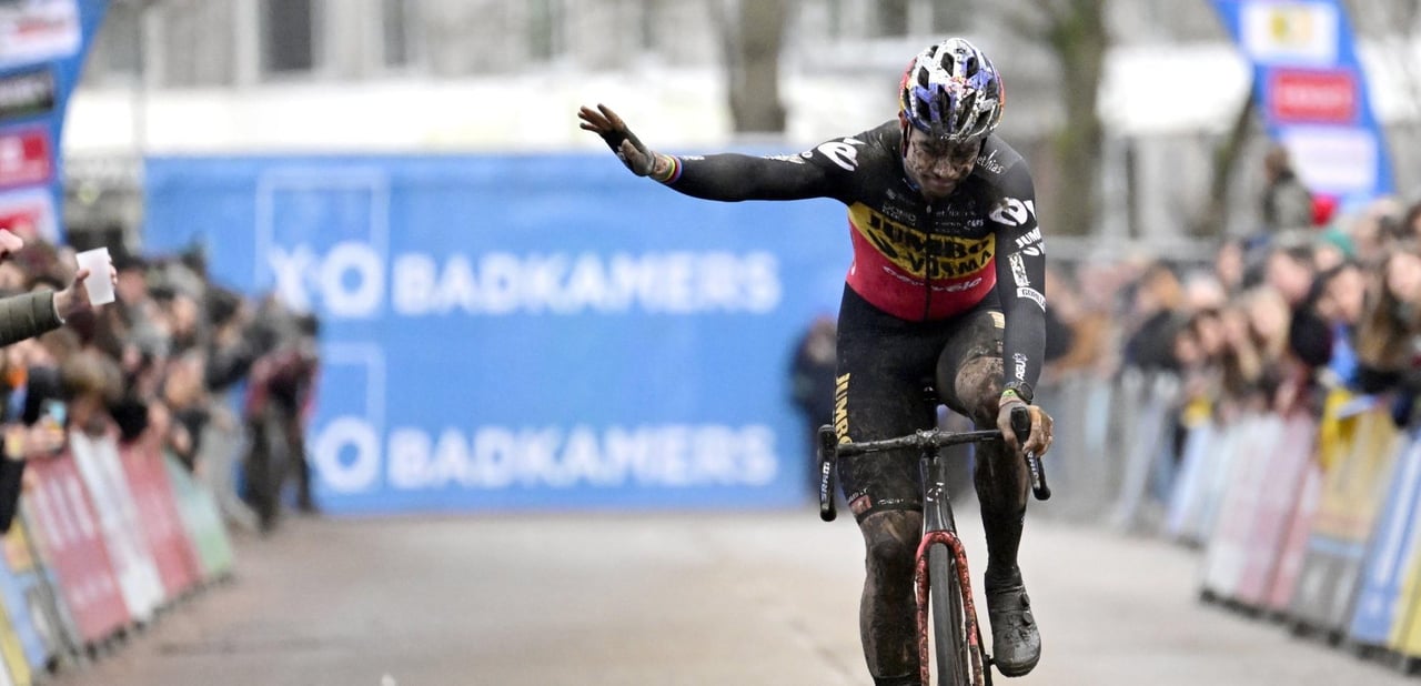 Sometimes Van Aert could win after Van der Poel’s bad luck - photo: Fotopersburo Cor Vos