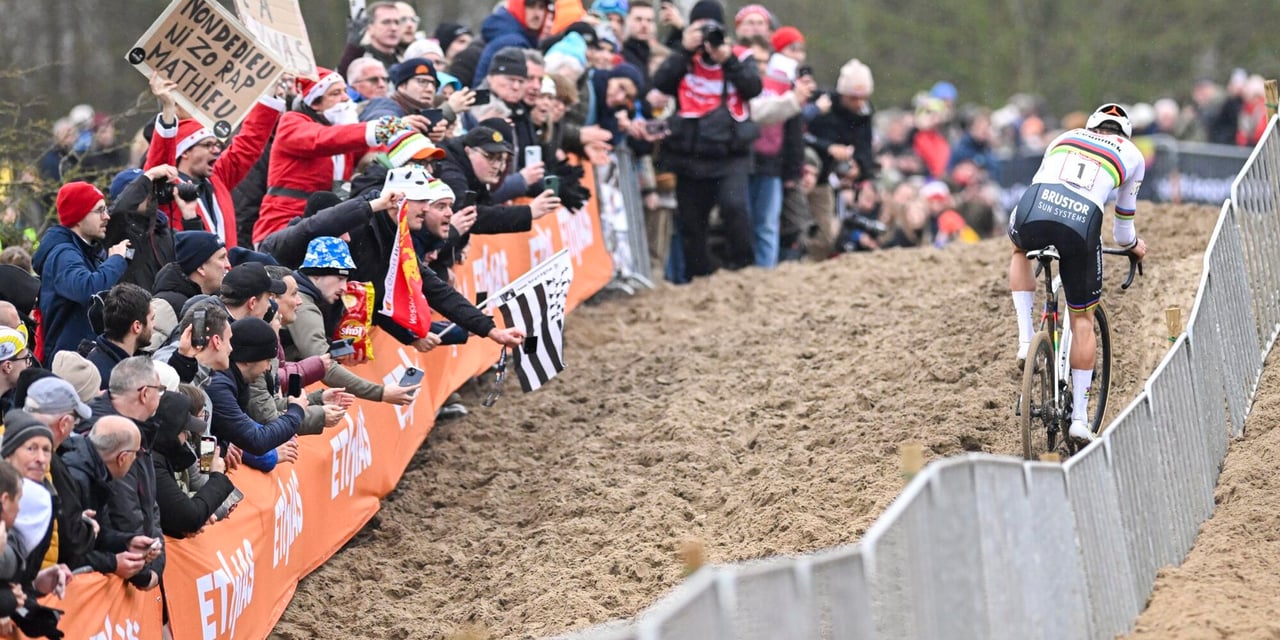 Van der Poel braves the sand of Koksijde – photo: Fotopersburo Cor Vos
