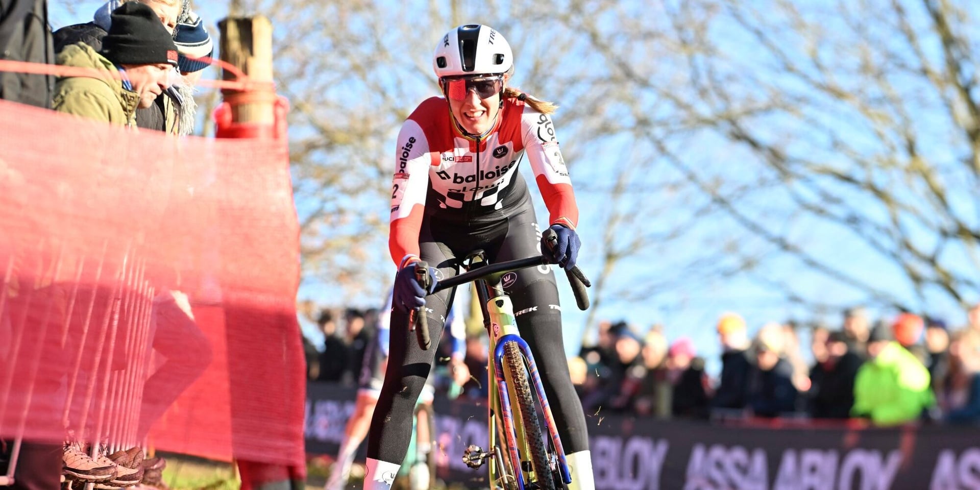 Lucinda Brand skates to victory on slippery Gavere