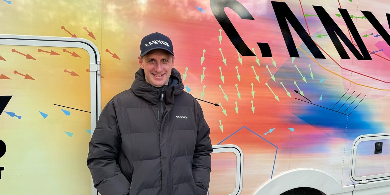 Geert Wellens in front of the Canyon//SRAM bus - photo: WielerFlits