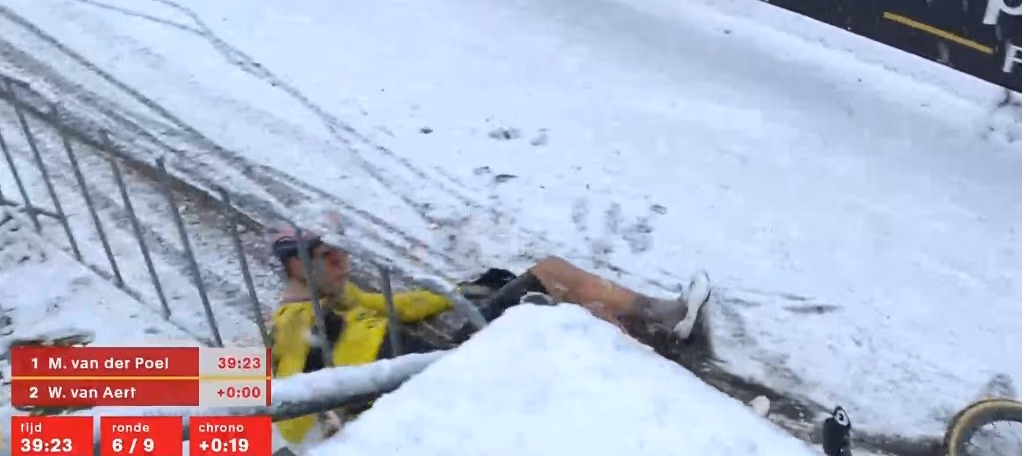 Anticlimax in Mol! Wout van Aert crashes in fierce battle with Van der Poel and abandons