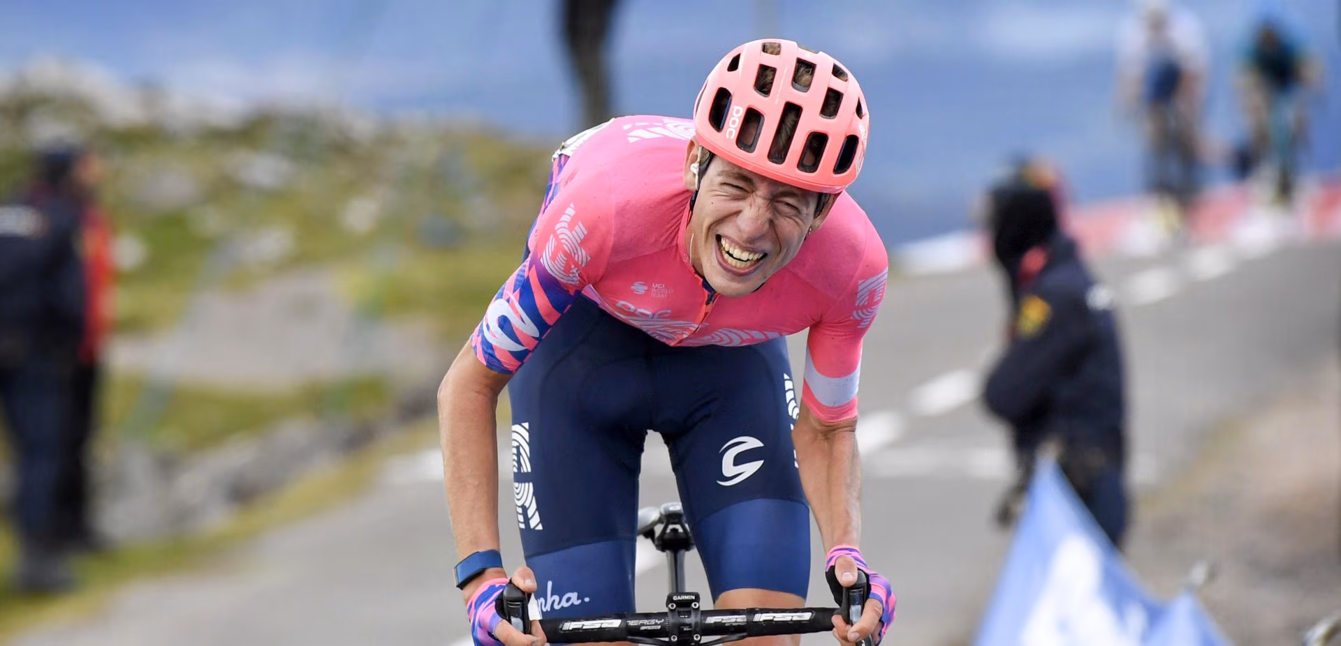 Hugh Carthy struggles on the Angliru - photo: Fotopersburo Cor Vos