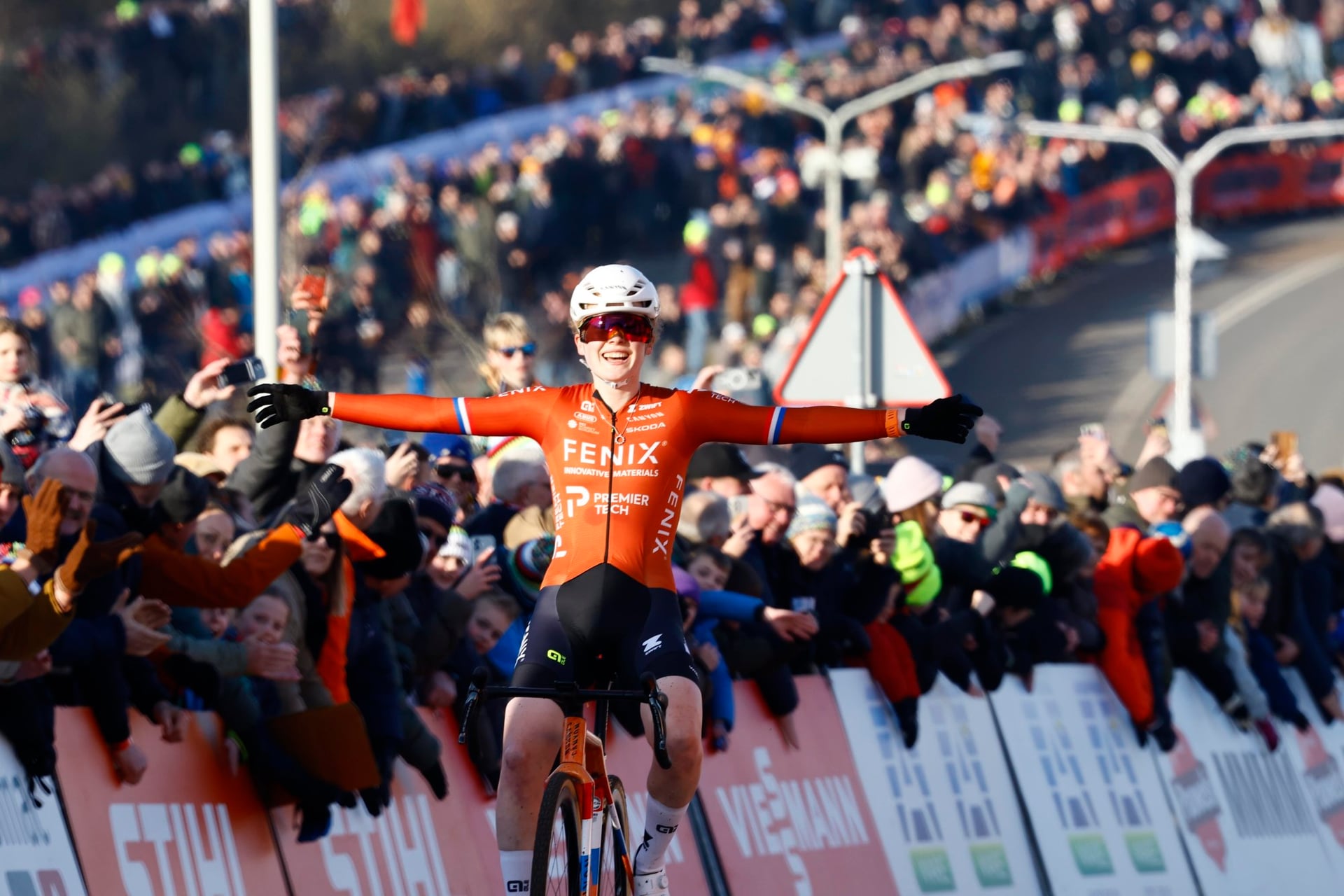 Puck Pieterse boosts world championship ambitions with World Cup win in Hoogerheide