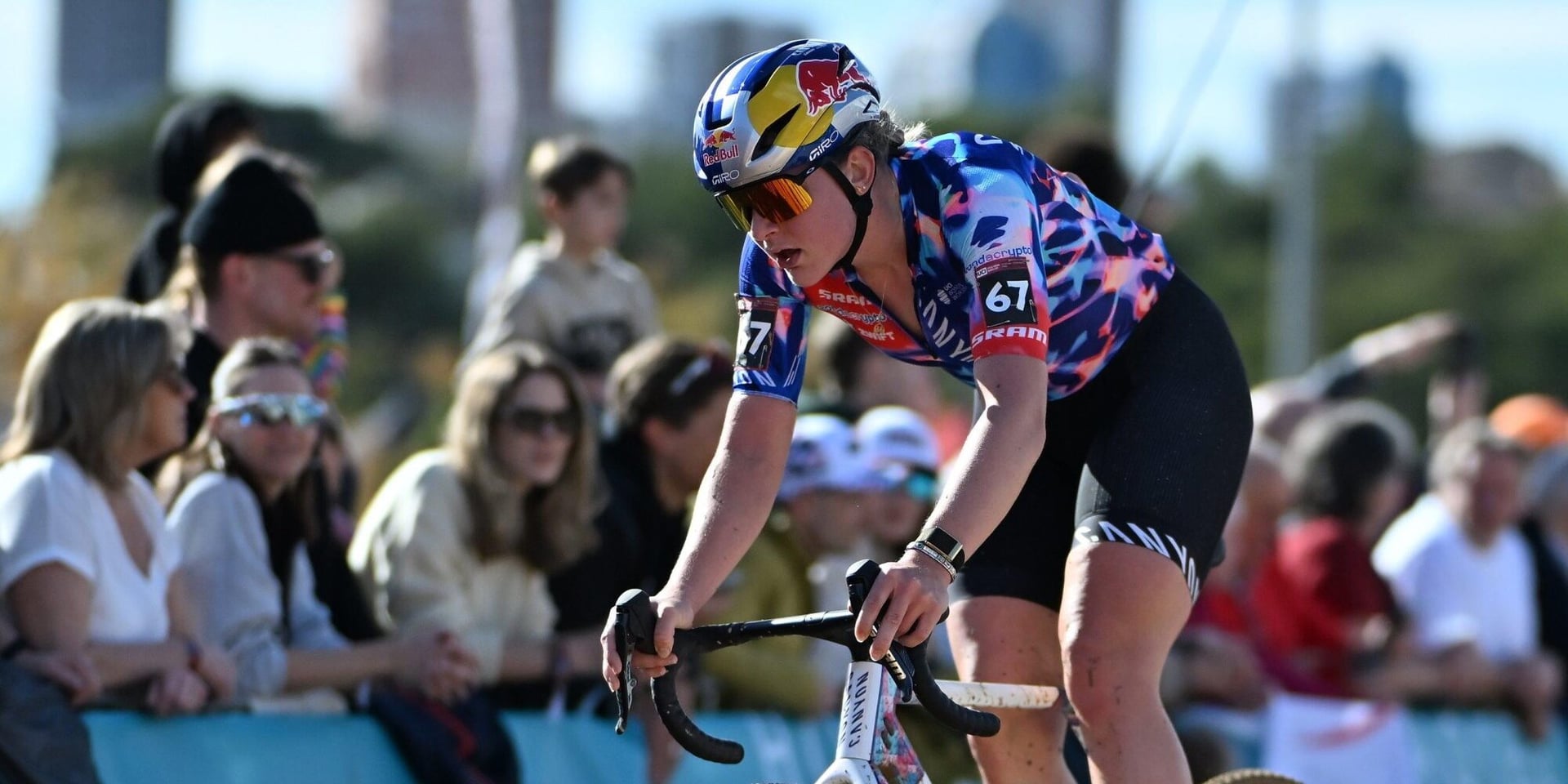 Zoe Bäckstedt takes on Lucinda Brand and Puck Pieterse at World Championships in Hulst