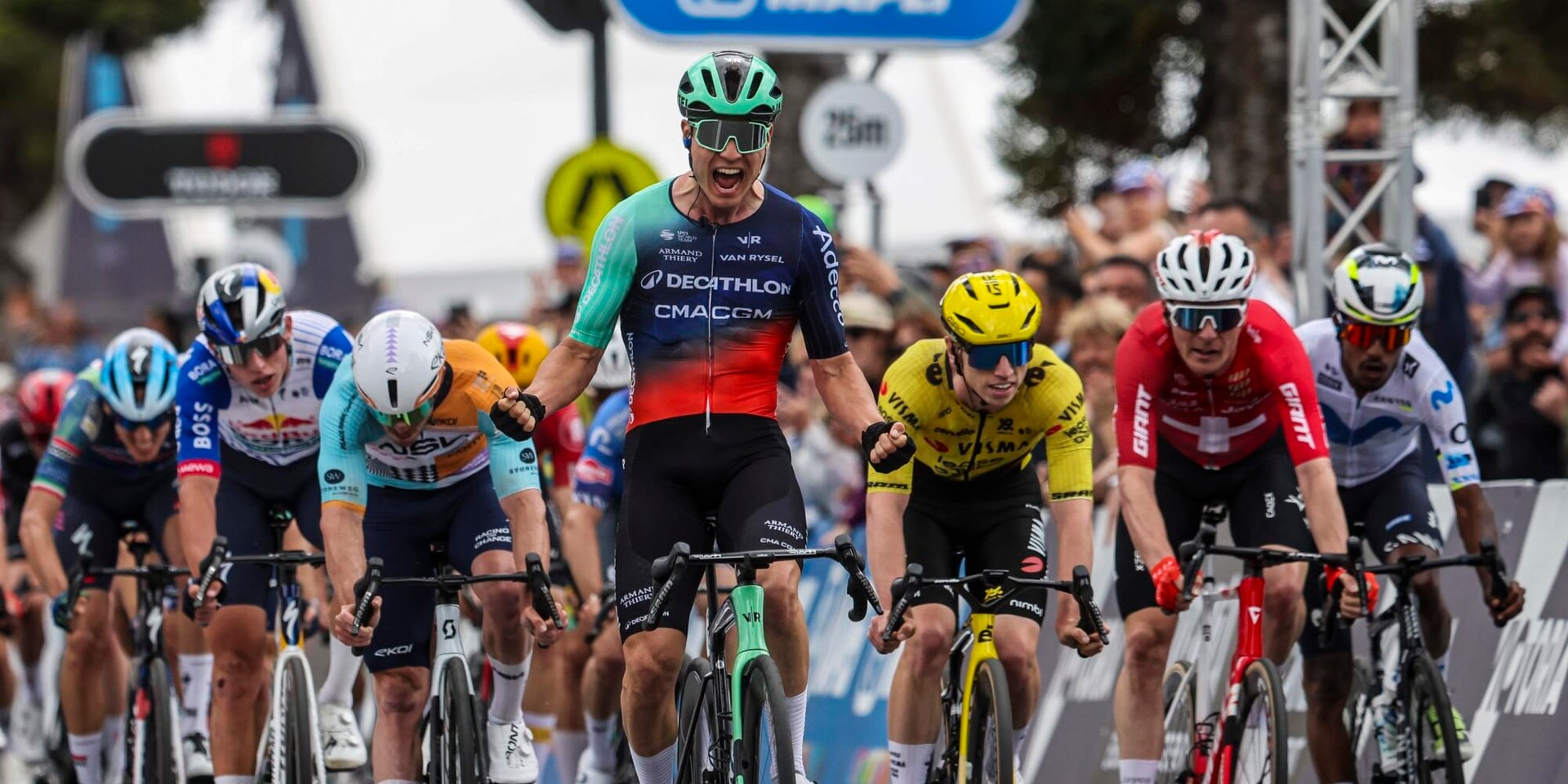 Brennan (in the yellow Visma | Lease a Bike jersey) is second in Geelong - photo: Fotopersburo Cor Vos