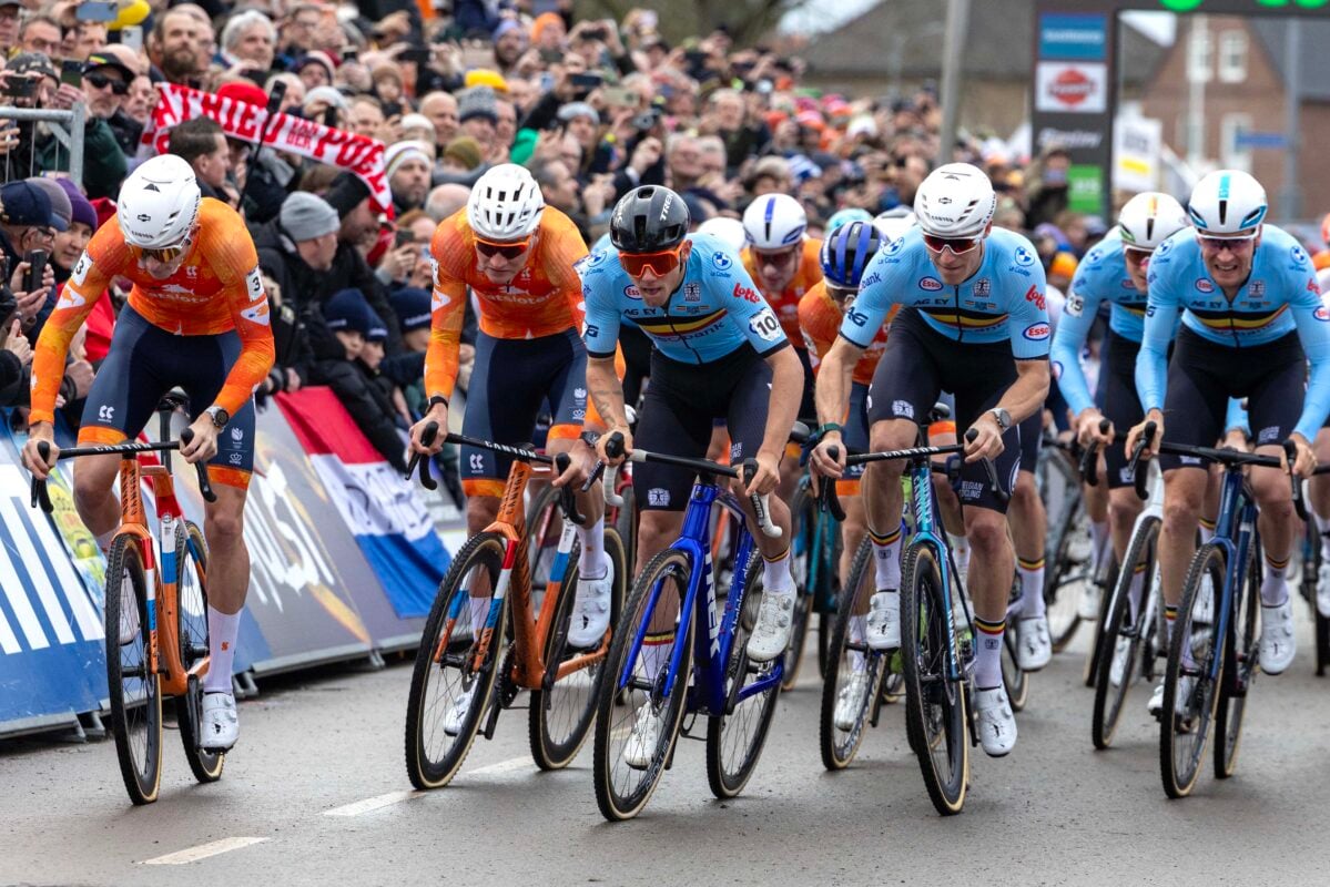 Mathieu van der Poel between Tibor Del Grosso and Thibau Nys during the Cyclocross World Championships in Hulst. Photo: Raymond Kerckhoffs